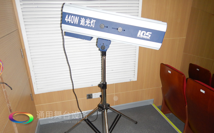 十余年銳意攀登，奮發(fā)圖強！舞臺幕布、機械等一站式選購供應商，舞臺機械、音響、燈光工程設計施工承包壹級資質(zhì)——通用舞臺