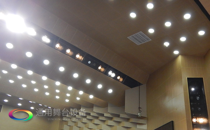 科學(xué)計(jì)劃工期、合理交叉施工，保質(zhì)保量順利完成工程的交付！通用舞臺(tái)阻燃幕布承接羊城廣州培英中學(xué)報(bào)告廳項(xiàng)目！