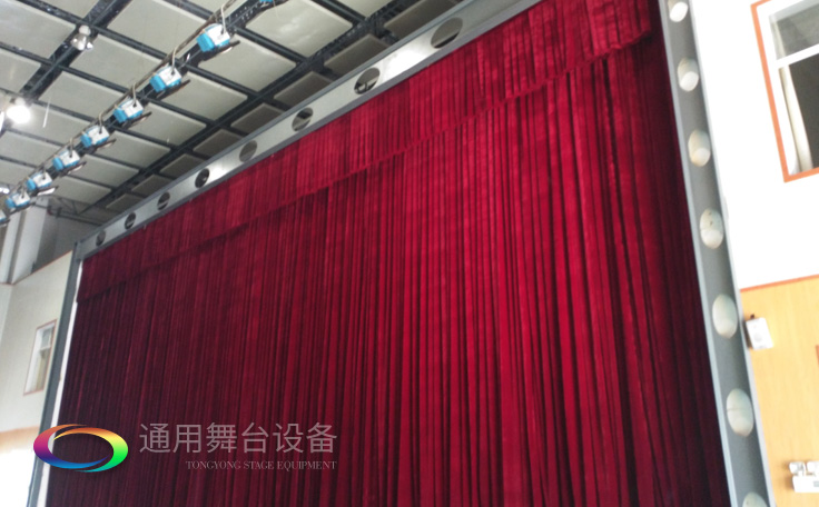 校園品質(zhì)提升工程！某工程學院舞臺對開阻燃幕布項目完工