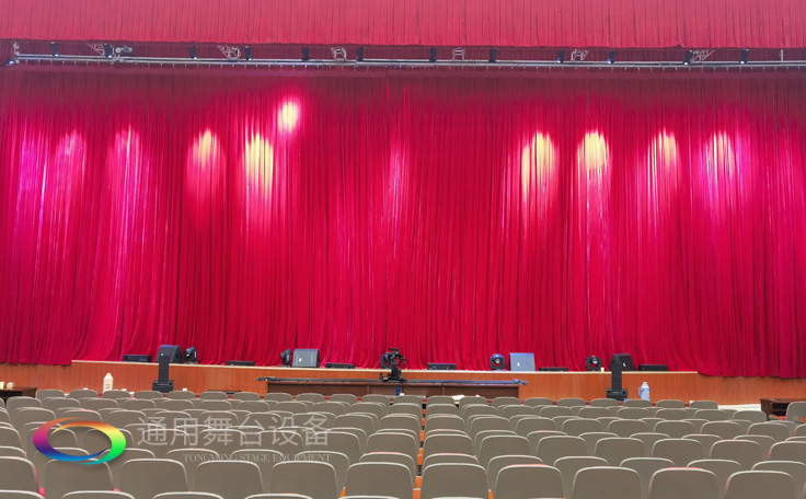 舞臺(tái)大幕機(jī)械——舞臺(tái)上使用頻繁的機(jī)械之一，在鏡框式臺(tái)口的舞臺(tái)上用來分隔演員與觀眾，演出中換場(chǎng)