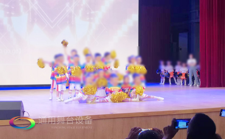 通用舞臺客戶案例展示——某劇場實景演出效果！項目包括舞臺燈光、舞臺吊桿、阻燃幕布、舞臺音響系統等等...