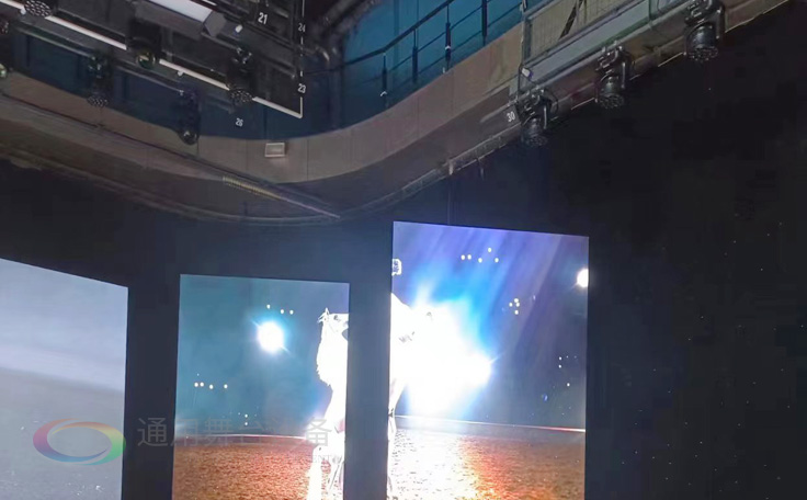 通用舞臺阻燃幕布為曲靖電視臺演播廳提供從系統(tǒng)設計、設備成套、安裝施工、系統(tǒng)調(diào)試及技術支持一體化服務