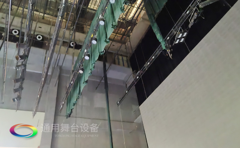 廣西梧州某劇場順利通過項(xiàng)目驗(yàn)收 項(xiàng)目設(shè)計(jì)舞臺機(jī)械吊掛系統(tǒng)、幕布、專業(yè)燈光系統(tǒng)等